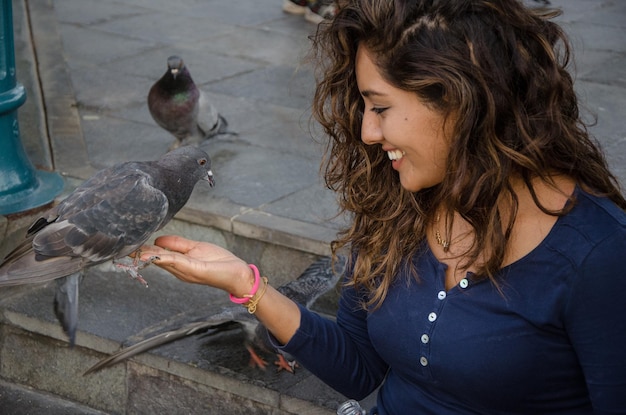 写真 階段に座ってを飼っている若い女性