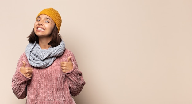 写真 若い女性は無知で混乱していると感じ、何も知らず、愚かなまたは愚かな表情で絶対に困惑しています