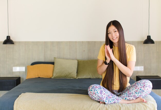 Giovane donna che si sente felice, amichevole e positiva