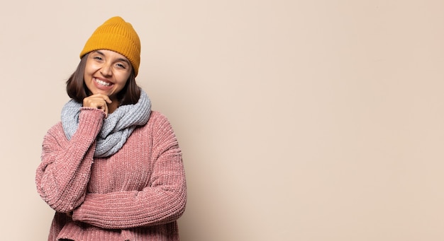 写真 若い女性は戸惑い、混乱し、頭を掻き、横を向いている