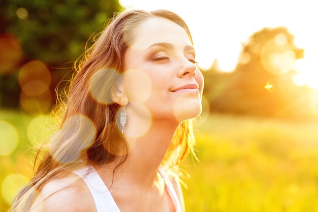 Photo young woman on field under sunset light