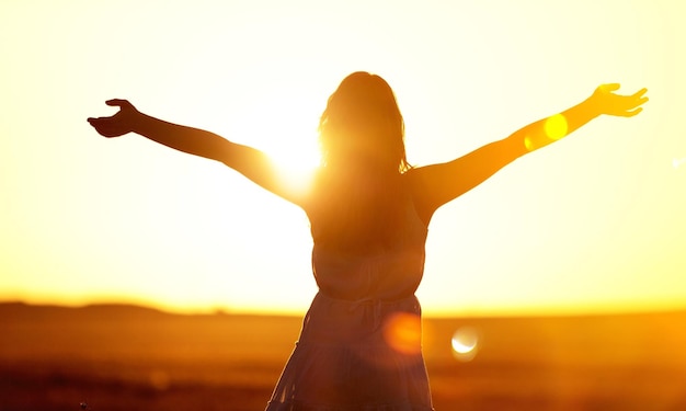 Photo young woman on field under sunset light