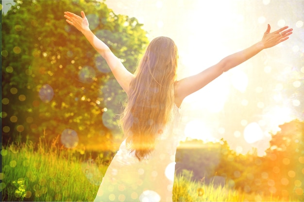 Photo young woman on field under sunset light