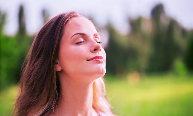 Photo young woman on field under sunset light