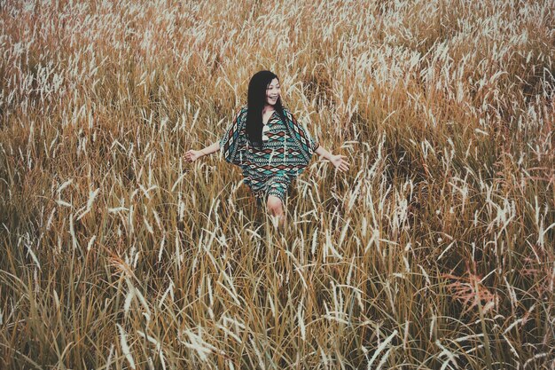 Photo young woman in field