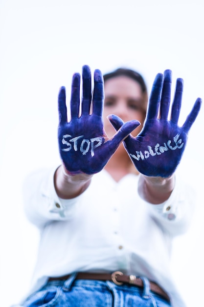 Photo young woman fights for feminism with focus on hands