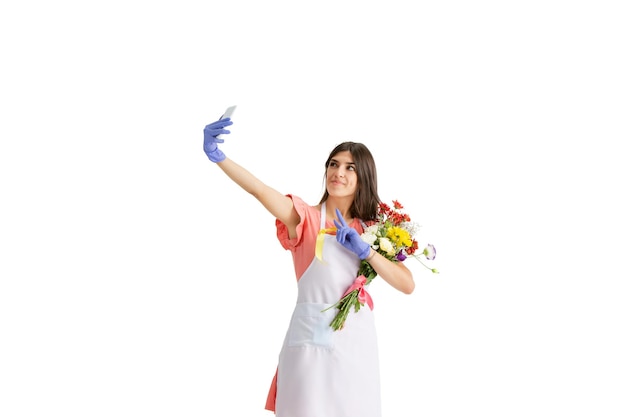 Молодая женщина-флорист с букетом на белом фоне студии