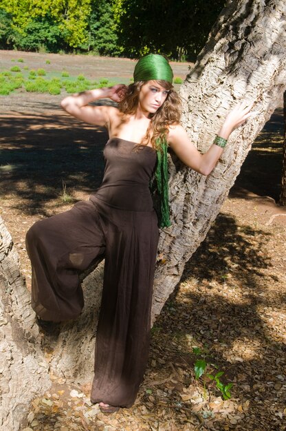 Foto giovane donna nella foresta all'inizio della primavera