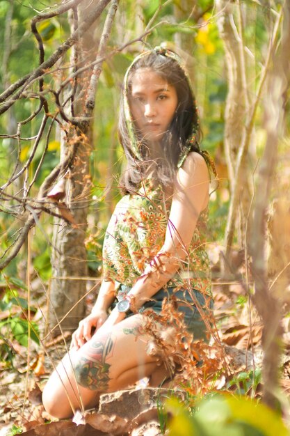 Photo young woman in forest