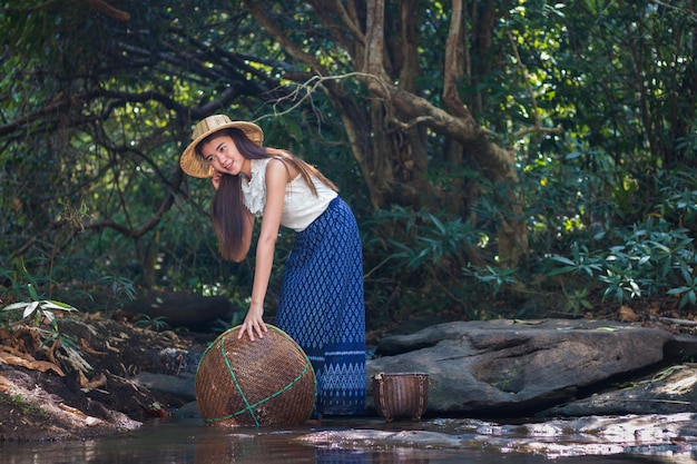 Foto giovane donna nella foresta