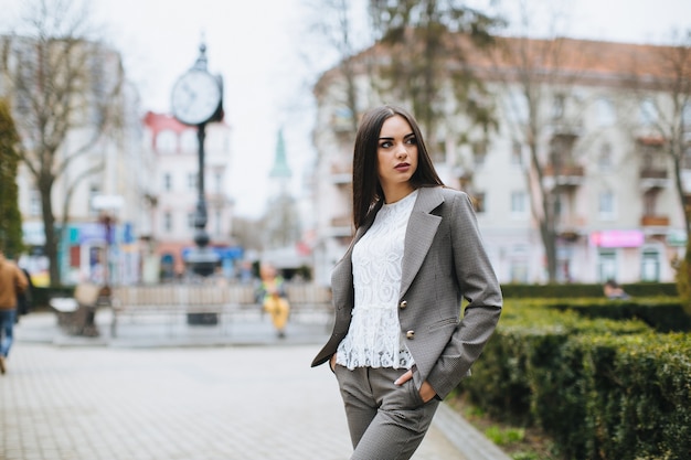 Foto giovane donna in abito formale