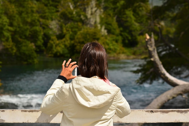 写真 景色写真を撮る後ろの若い女性