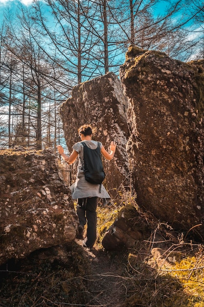 Una giovane donna sul divertente sentiero del monte adarra nei paesi baschi di guipuzcoa