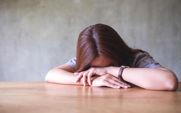 a young woman get tired and asleep on the table