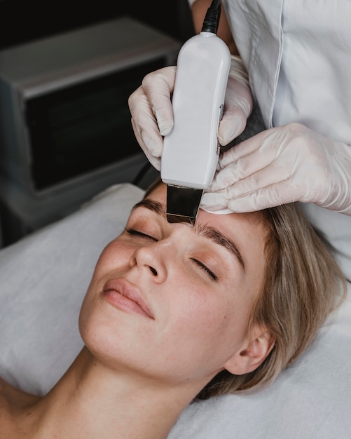 Photo young woman getting a beauty treatment at the spa