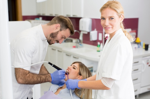 Giovane donna che ottiene trattamento dentale nell'ufficio del dentista