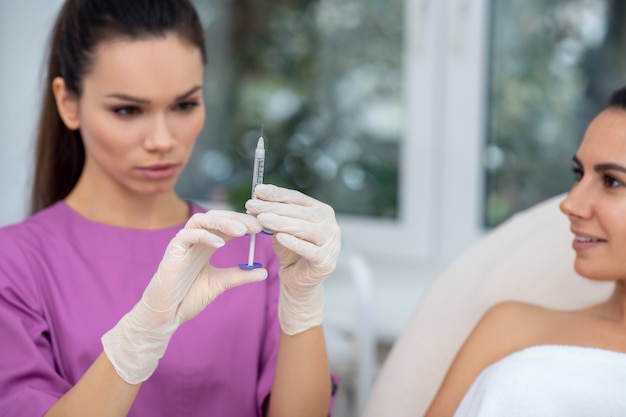 Photo young woman getting a facial procedure in a clinic