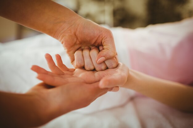 Giovane donna che ottiene massaggio della mano