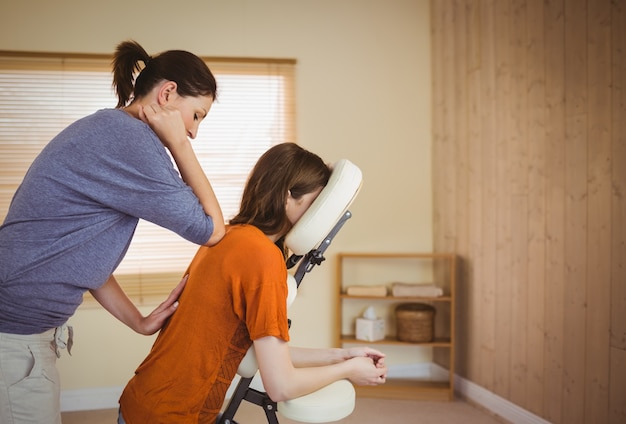 写真 若い、女、マッサージ、椅子