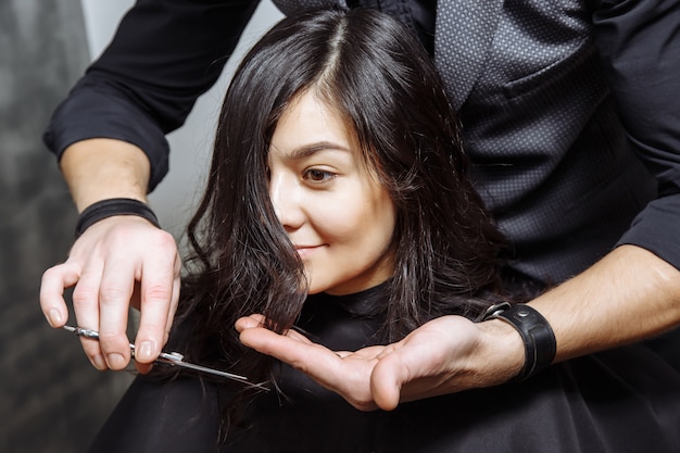 Foto giovane donna che ottiene un nuovo taglio di capelli al parrucchiere.