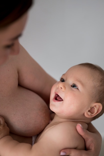 写真 赤ちゃんを母乳で育てる準備をしている若い女性