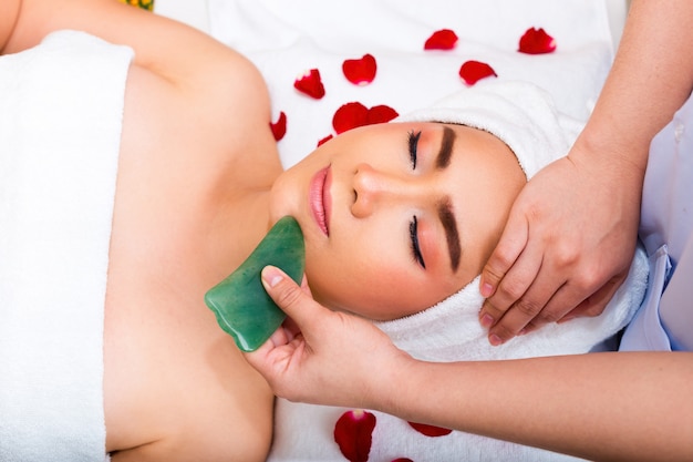 Photo young woman getting spa massage treatment at beauty spa salon