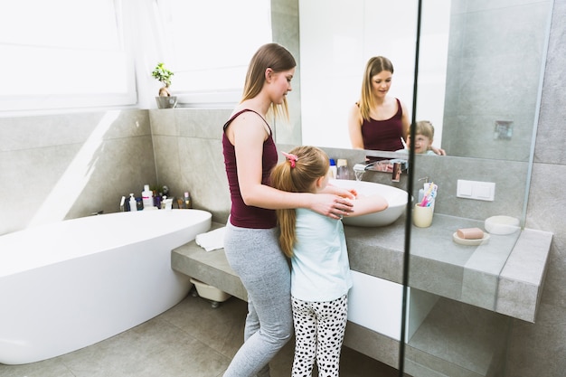 Photo young woman and girl washing hands