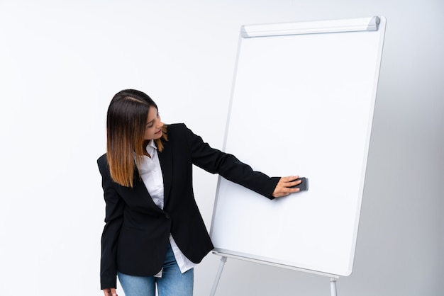 Photo young woman giving a presentation on white board giving a presentation on white board