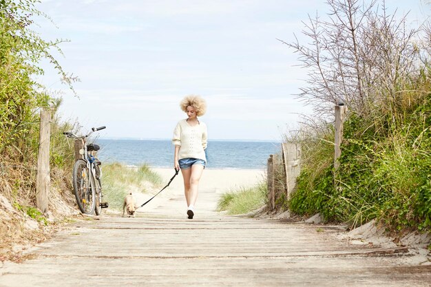 Photo young woman going walkies with her dog