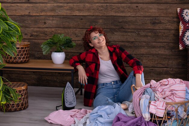 Photo a young woman in a good mood before starting to iron clothes