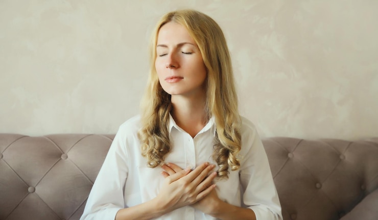 Photo young woman grabbing put hands on her chest suffering from heart pain feeling bad with acute pain