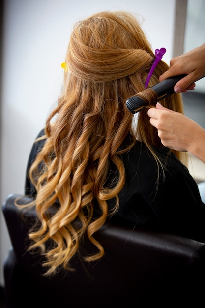 Photo young woman in hair salon
