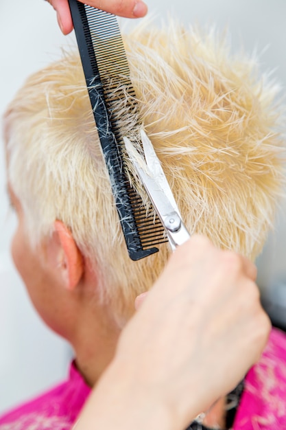 Photo young woman at hairdresser