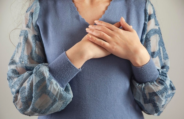 Photo young woman hand in heart