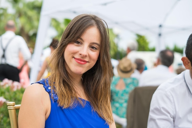 Foto giovane donna felice in campagna