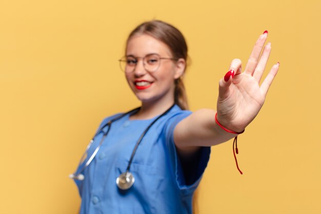 Foto giovane donna. espressione felice e sorpresa. concetto di infermiera