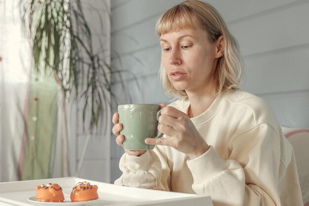 Photo young woman has breakfast in bed