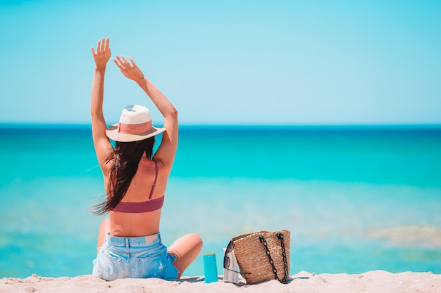 해변 휴가에 모자에있는 젊은 여자
