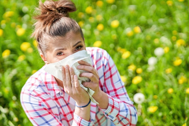 Photo young woman having allergic symptoms with tissue