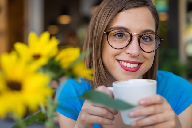 Foto giovane donna con un caffè