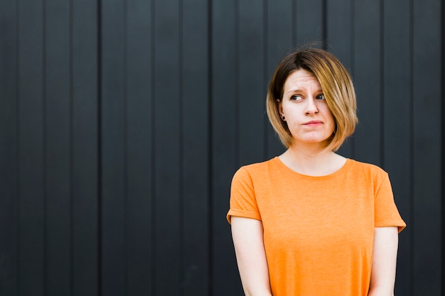 Photo young woman having doubt and suspicion feeling about something