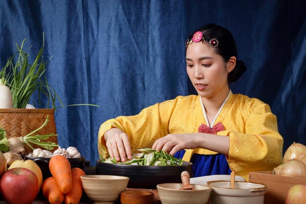 写真 家で食べている若い女性