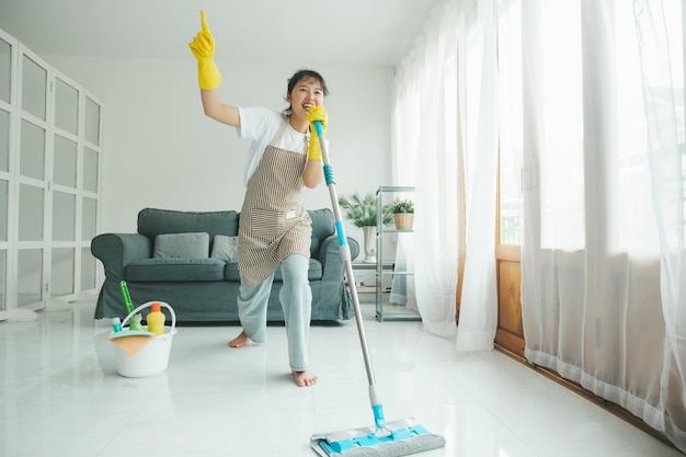 집에서 청소하는 동안 즐거운 시간을 보내는 젊은 여성
