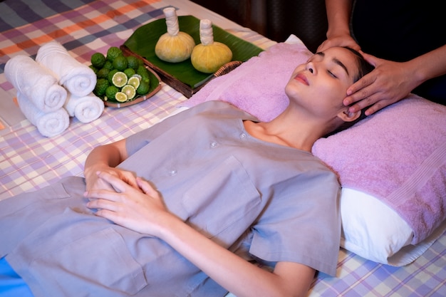 Photo young woman having her head massaged