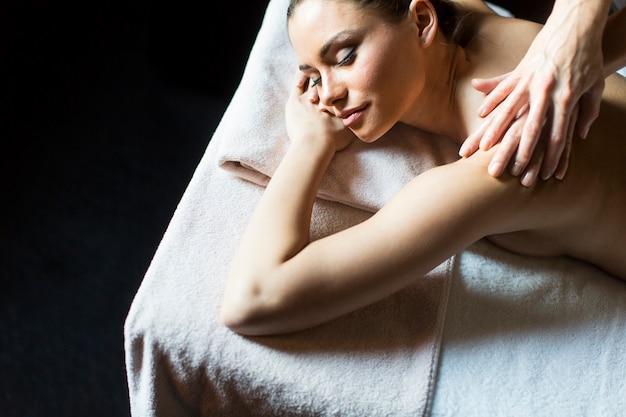 Photo young woman having a massage