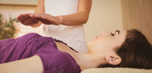 Photo young woman having a reiki treatment