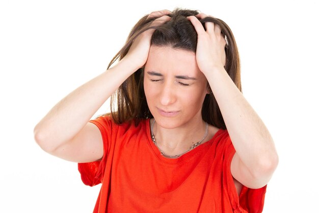 Giovane donna mal di testa e mani stressate sulla testa
