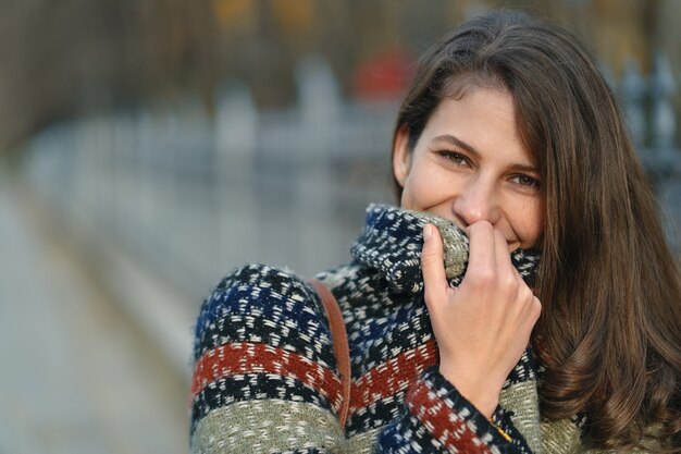 首輪の後ろに彼女の笑顔を隠す若い女性