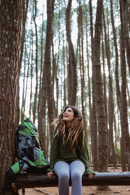 Photo young woman hiker relaxing in the woods