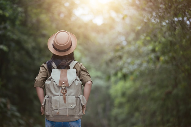 Молодая женщина hiker с рюкзаком смотреть треккинг карты, концепция туризма.